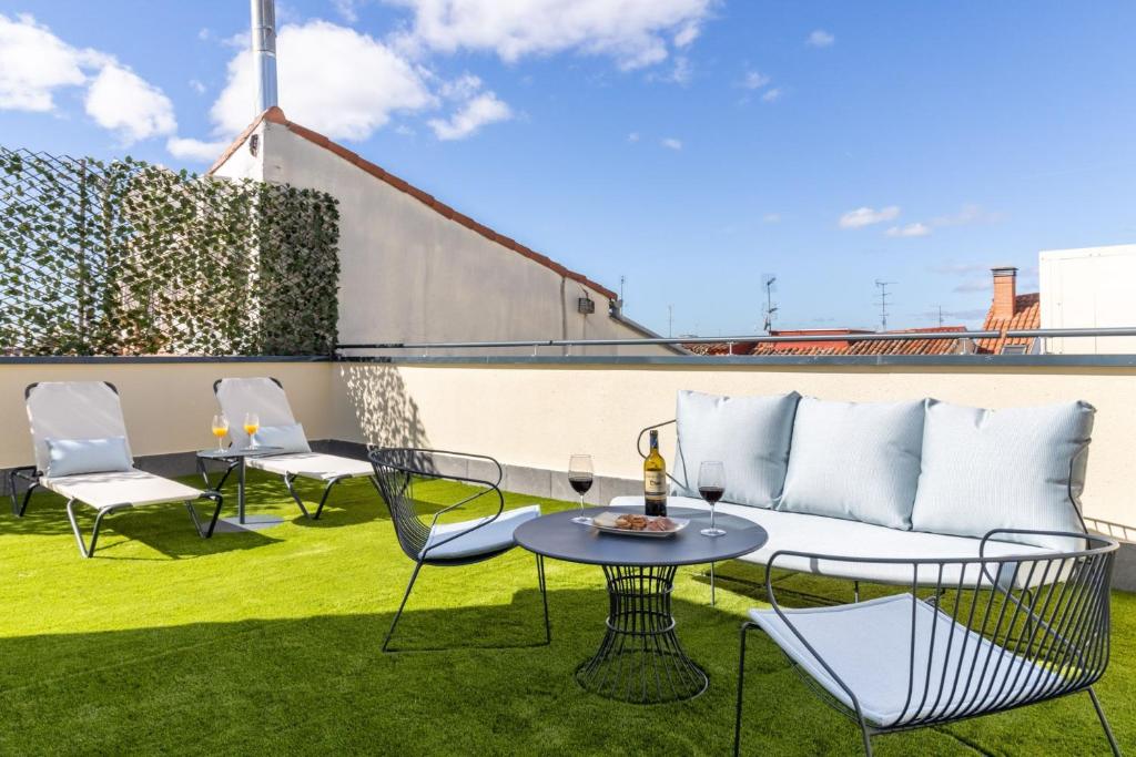 Escape in Trendy Triplex with Terrace in the Heart of Madrid Toledo atico II, Мадрид