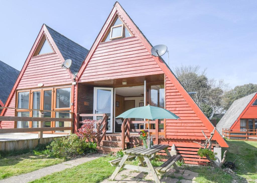 Chalet Eightythree, Deal