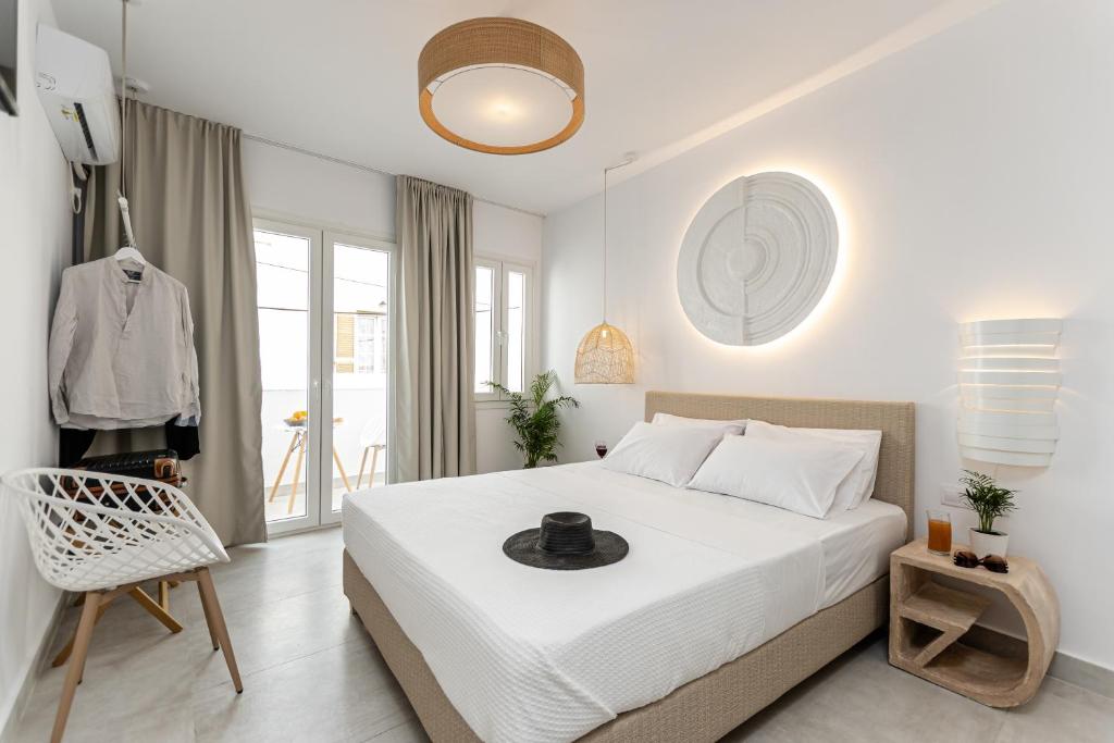 Golden Bird's, Naxos