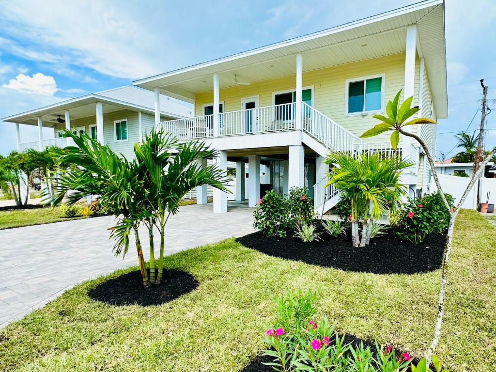 New Build walkable to dinner, LIVE music & 5 minute walk to BEACH, Fort Myers Beach