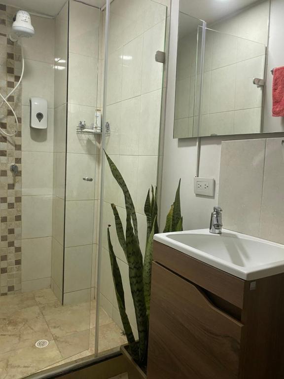 Apartaestudio lindo cómodo, cercano a todo, con portería y parqueadero cubierto gratis!! - 4