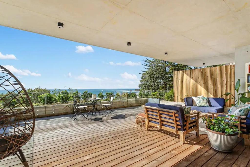 Ocean Views, Deck and Parking at Beach Apartment, Collaroy