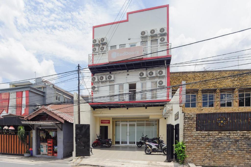 RedDoorz @ Kemanggisan Raya