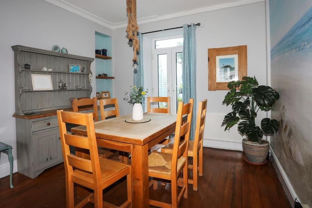Victorian Home with Pet-Friendly Garden, Holyhead photo 7