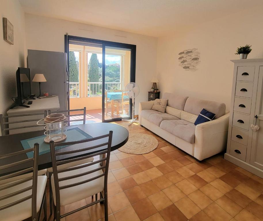 Cosy family cocoon with beautiful loggia - 2