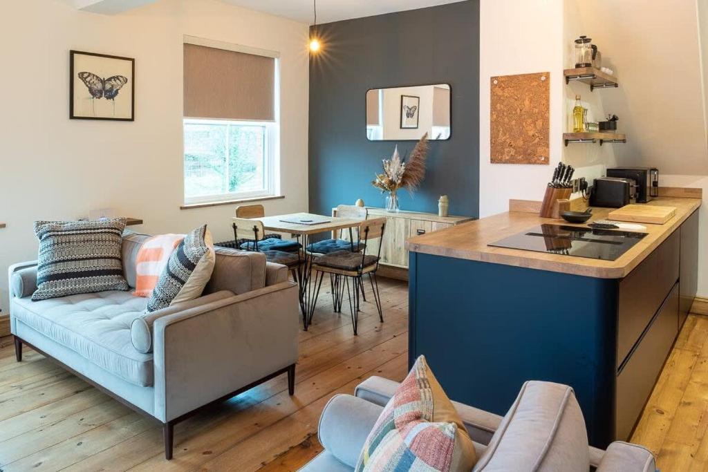 Stylish Quayside Apartment with River View, Norwich