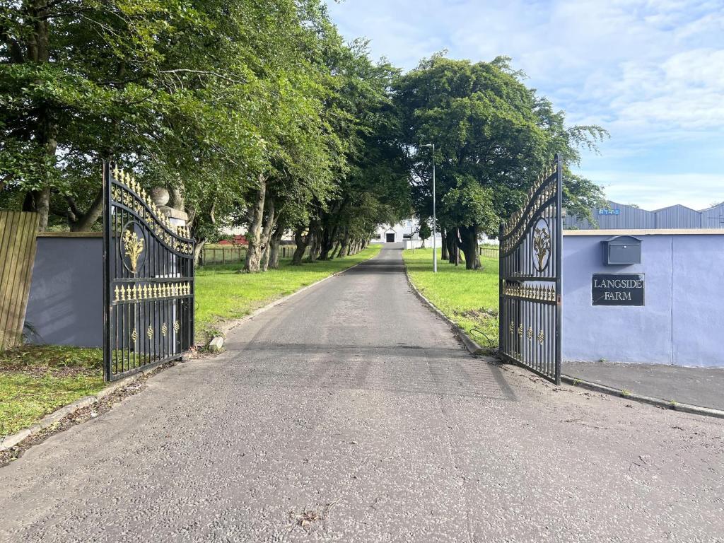 2 Bed Flat - Sleeps 4 - Pets - Hot Tub - Gym, Newhouse