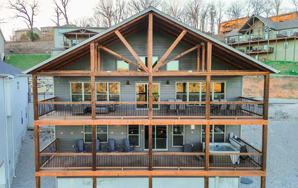 Spacious Rustic Elm Lodge, Branson