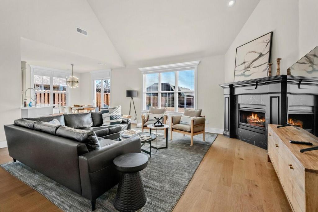 Apollo House-Amazing Location in Rogers-Sleeps 11, Rogers