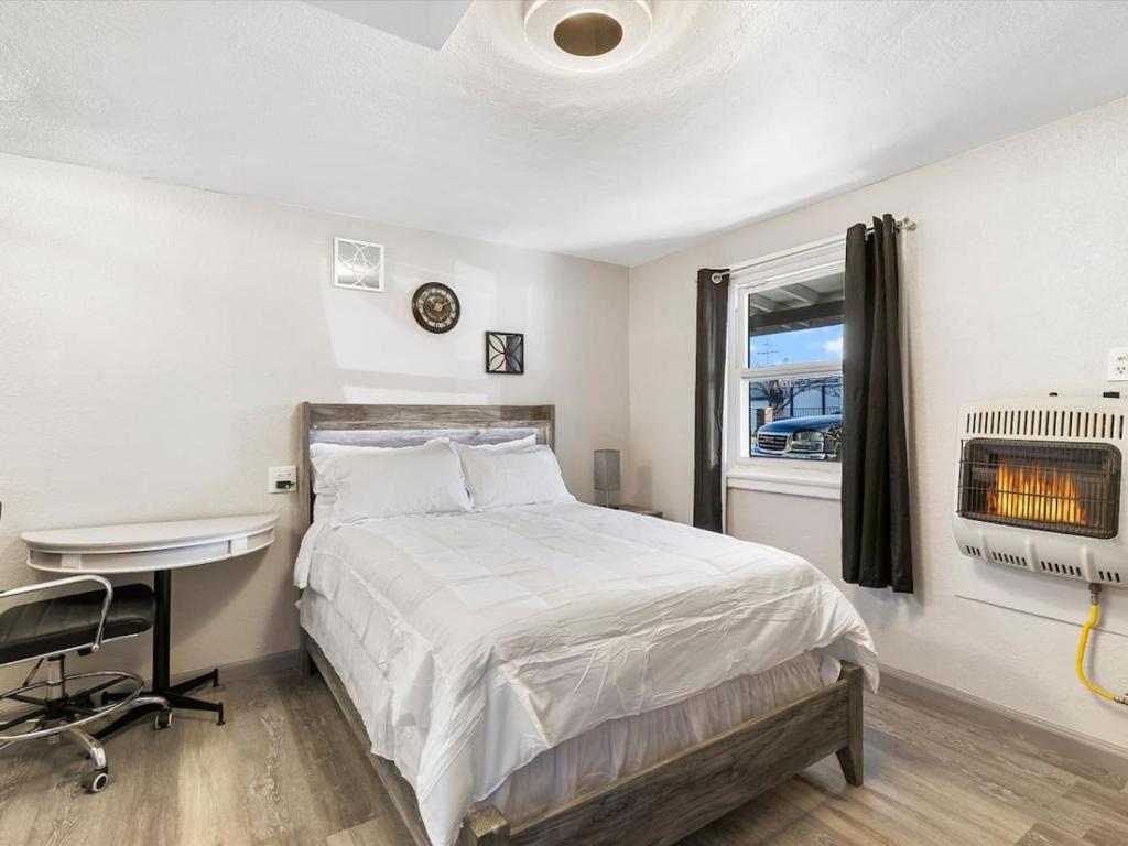 Charming Retro Property 6, Sparks