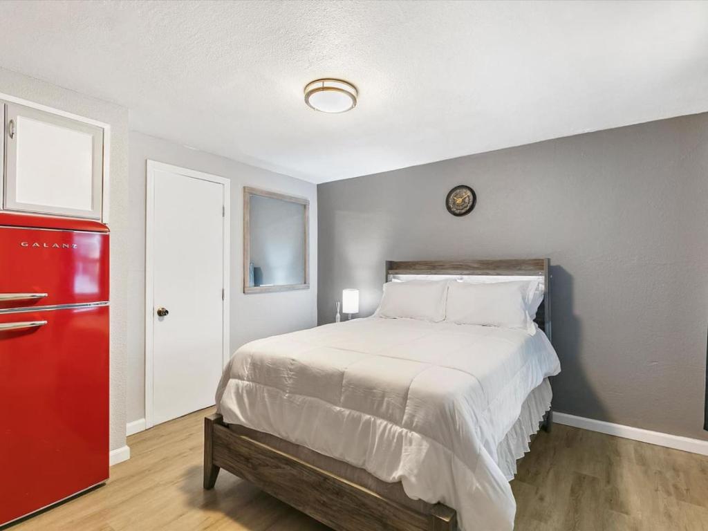 Charming Retro Property #3!, Sparks