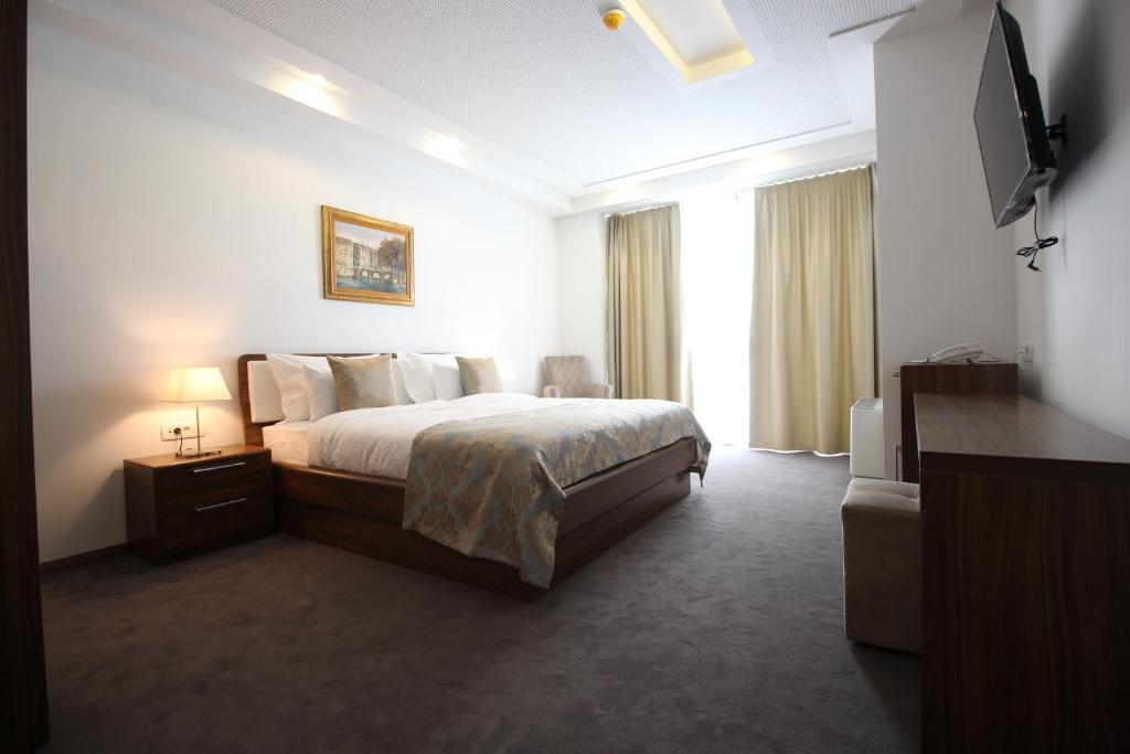 Deluxe Double Room (2 Adults + 1 Child)