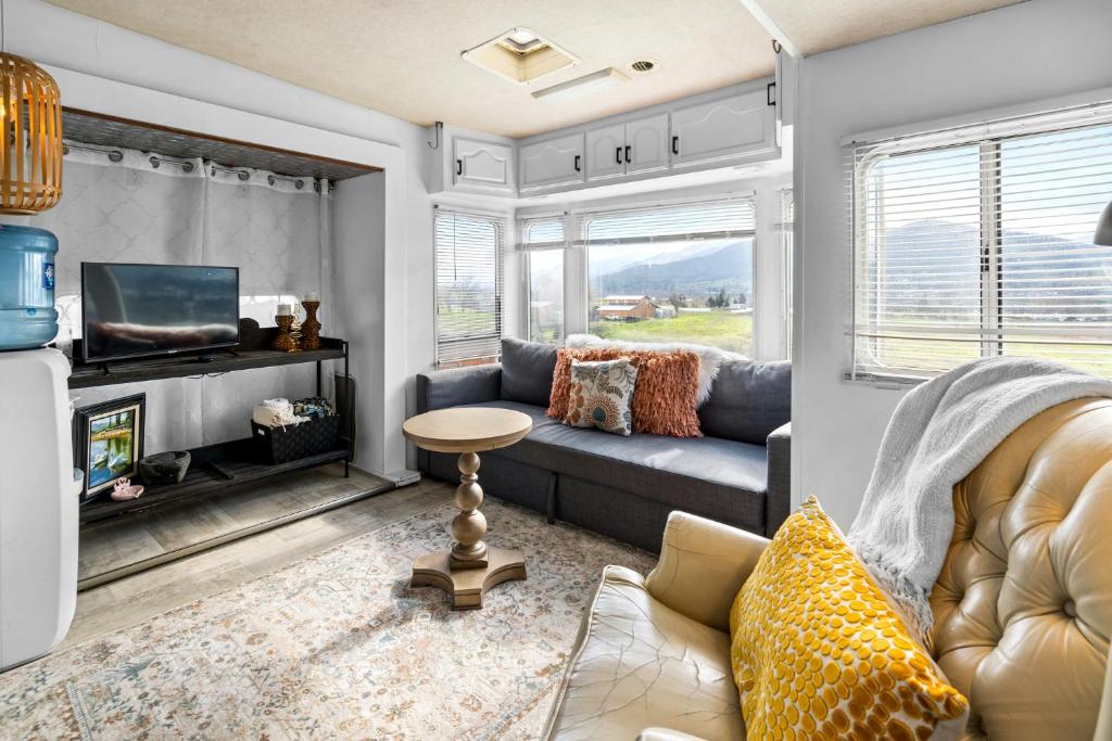 Paschal Winery - Glamp Cottage Trailer, Talent