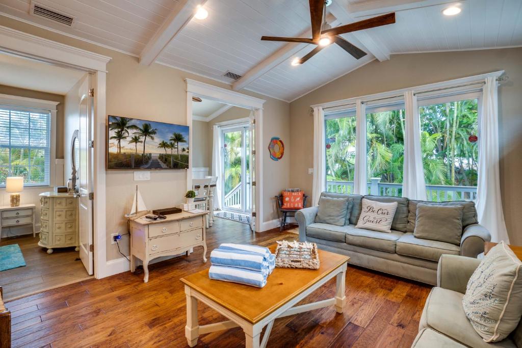 Private backyard with pool, All Bedrooms Ensuite!, Holmes Beach