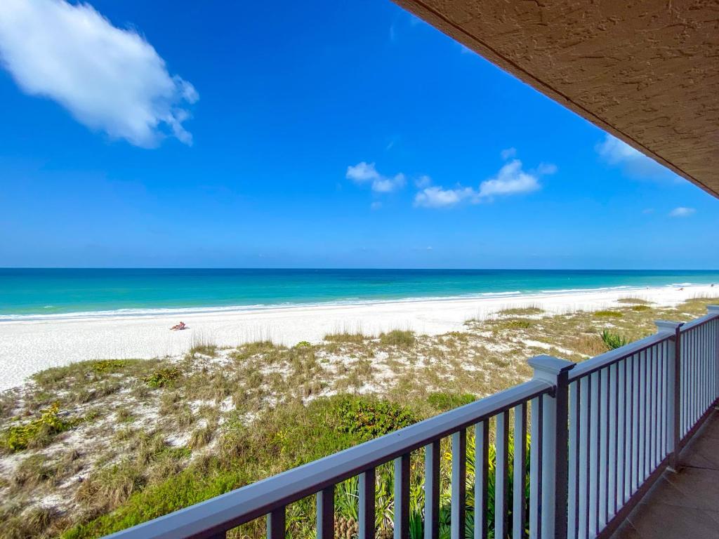 Amazing Beachfront Condo with Pool & Hot Tub, Bradenton Beach