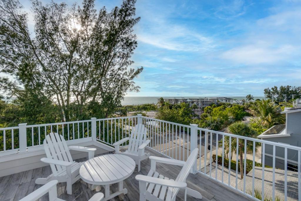 4 bed and 3 and half bath private heated pool spa and rooftop deck 5 minutes from the beach, Anna Maria