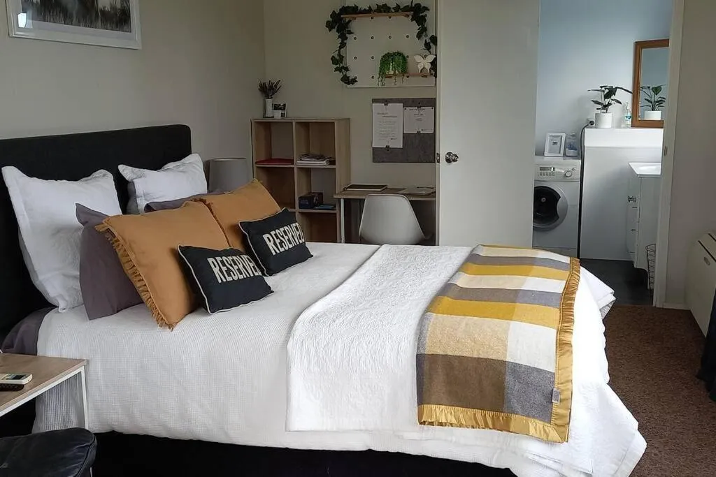 Clover Hill Studio Apartment, hotel in Milton