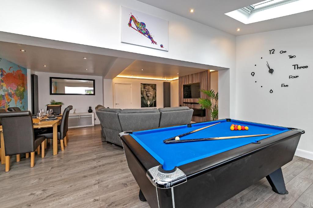 Contractors Dream~POOL TABLE~Close to Luton Airport~Three Double Bedrooms, Luton