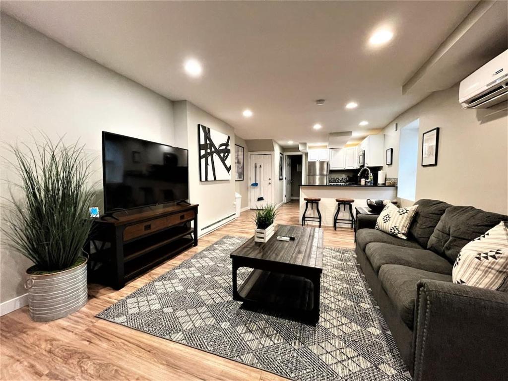 Boardwalk- large modern unit with King bed fast WIFI free coffee and easy parking, Wilmington