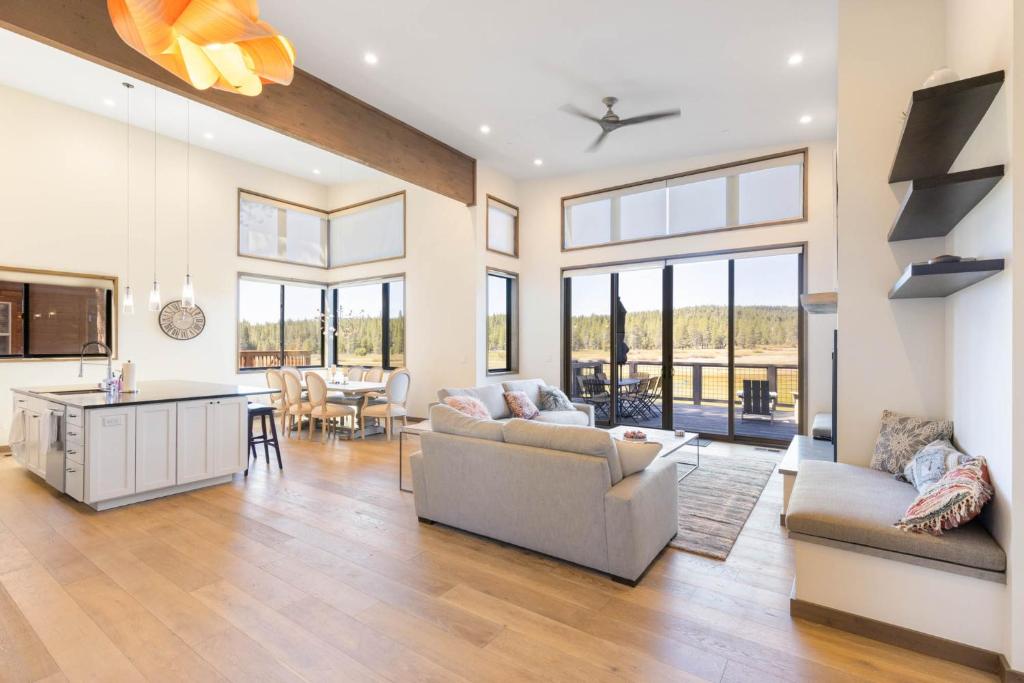Meadowlark in Tahoe Donner - Modern 4BR w great views, hot tub & HOA amenities, Truckee