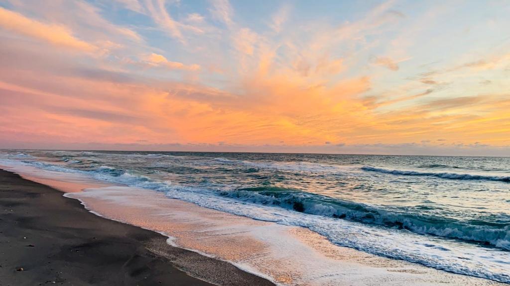 Miles of Private Beach-4BR Beach Access Cottage with SUPs Kyaks-Pets Ok, Englewood