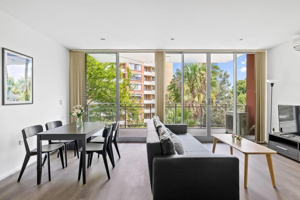 2BR Apt in Strathfield Sleeps 6, Sydney