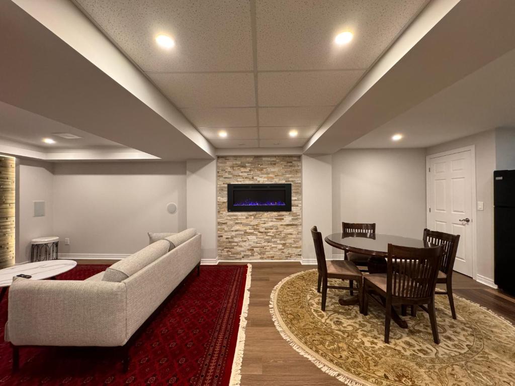 Spacious Bottom-Floor 2BR Suite, Innisfil