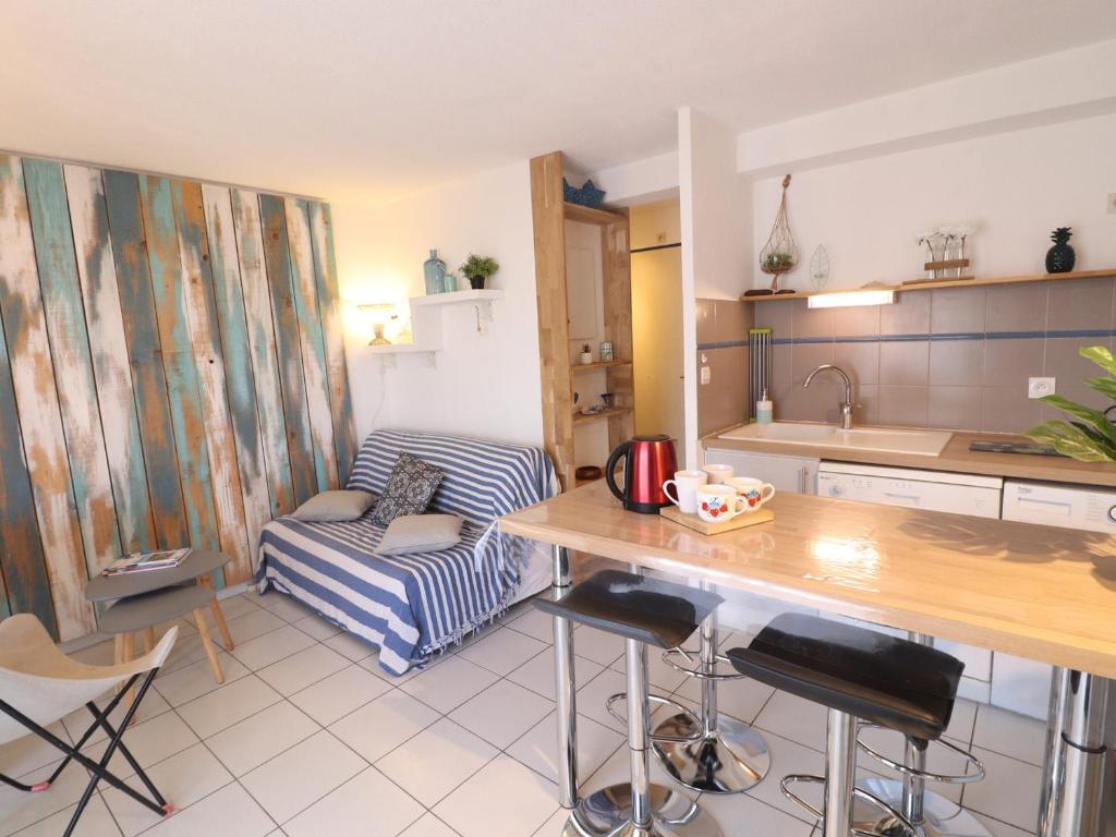 Joli T2 rénové avec terrasse et piscine, accès direct plage - FR-1-472A-302 - 2