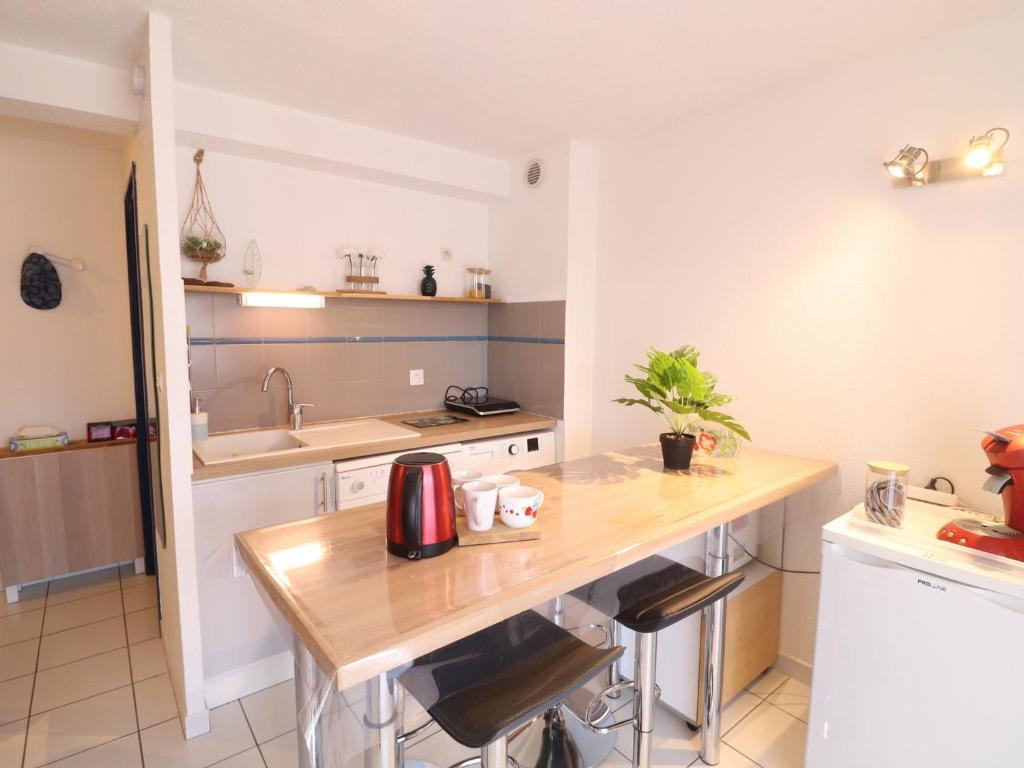 Joli T2 rénové avec terrasse et piscine, accès direct plage - FR-1-472A-302 - 3