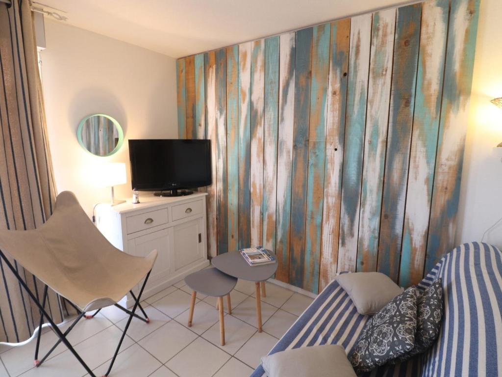 Joli T2 rénové avec terrasse et piscine, accès direct plage - FR-1-472A-302 - 4