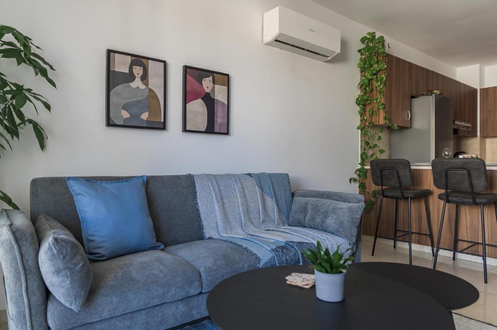 Creative 1br Pool view Apt with covered parking, Livadhia