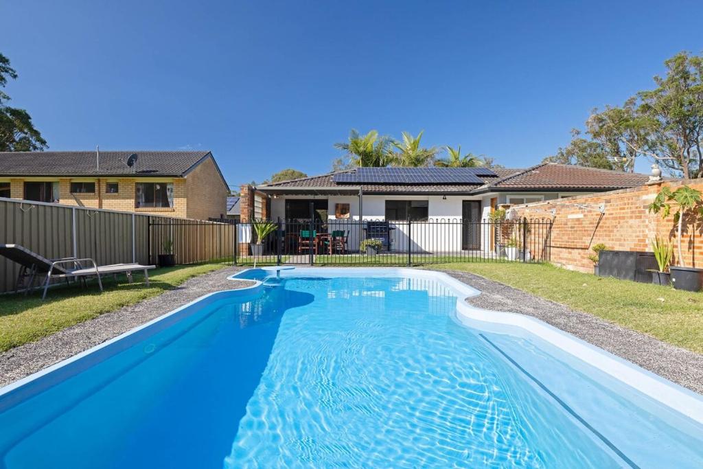 Spacious House with Pool - 5 min walk to Lake, Wyong