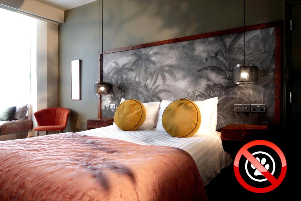 Deluxe Double Room with Side Sea View