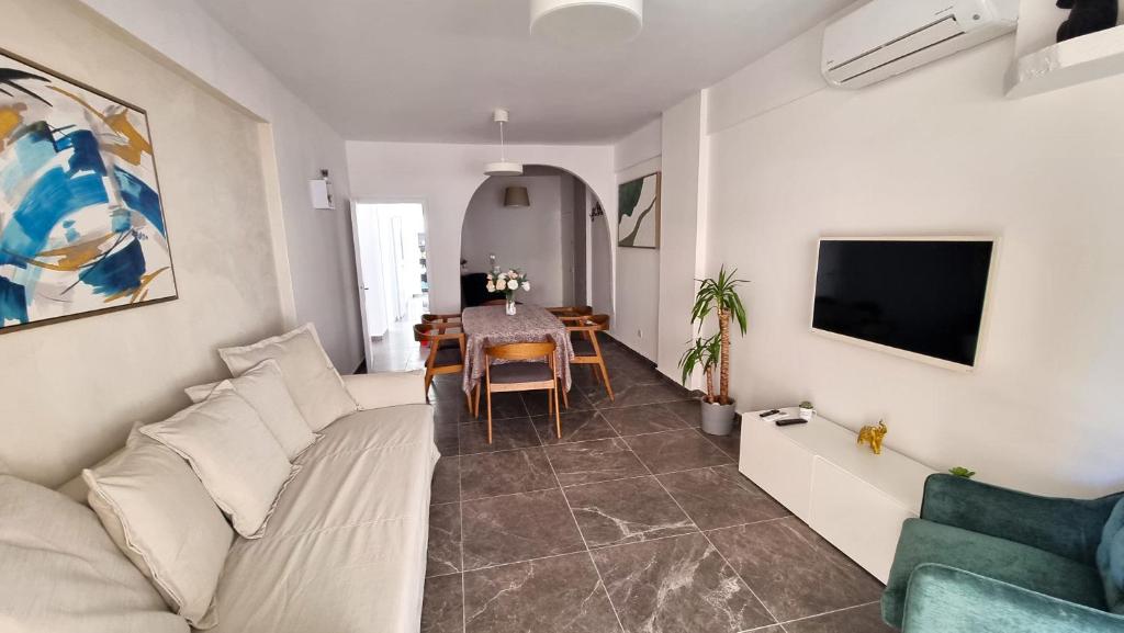 Center 2Br Apt w/ parking and 250m walk from beach, Larnaka