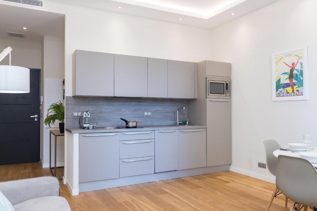 Brand New 1 Bdr Place du Pin - 3