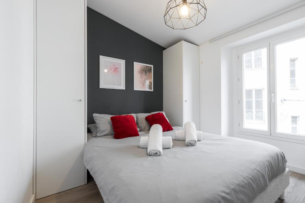 Magenta Square Central 1 Bdr with AC - 2