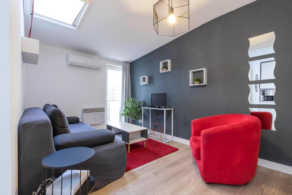 Magenta Square Central 1 Bdr with AC, Nice