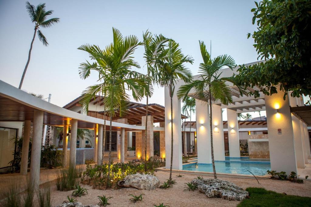 Vista Sol Punta Cana Beach Resort & Spa - All Inclusive — Hotel building in Bavaro, La Altagracia