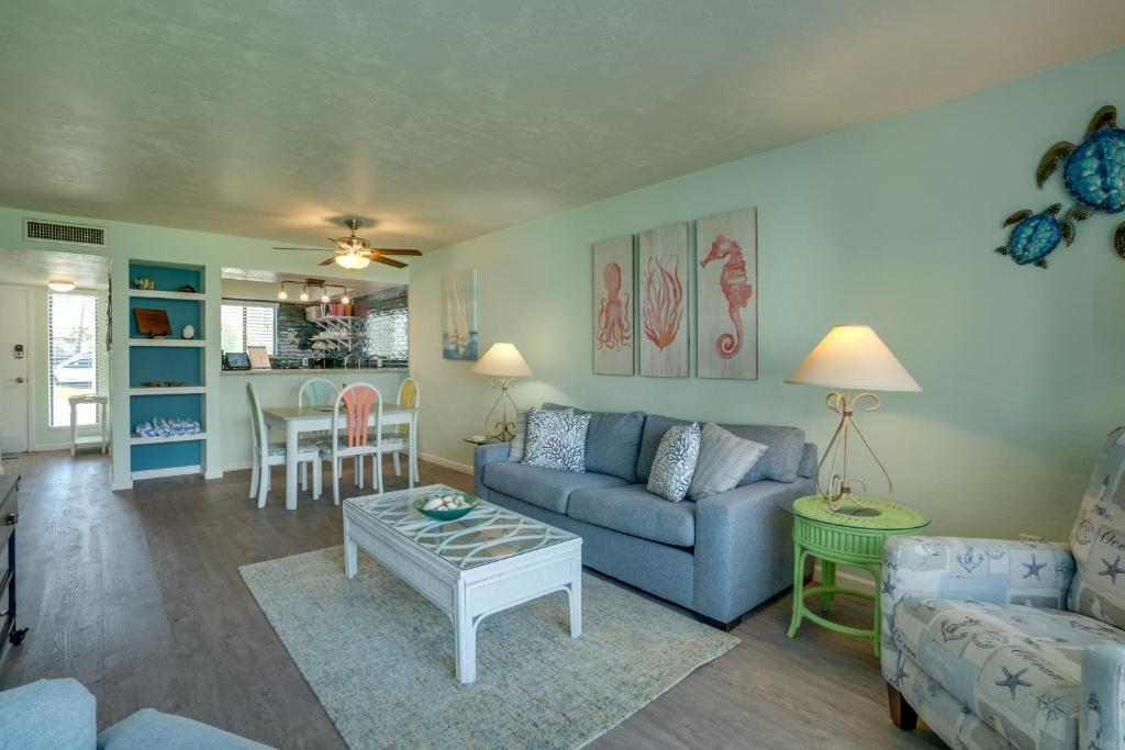 Beautiful Location, only steps to the white sandy beaches or heated pool, Bradenton Beach