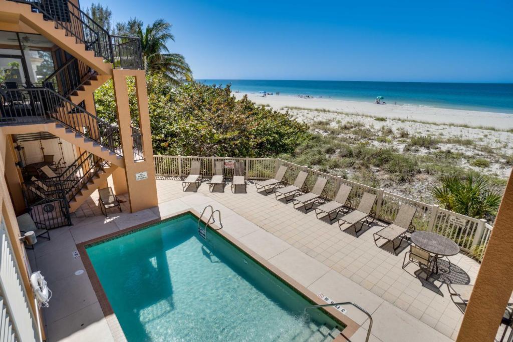 Large Condo just steps from Beach or Bay Views, Bradenton Beach