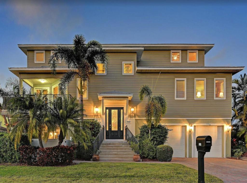 1 Min walk to Beach with Pool, Spa, and Elevator, Holmes Beach