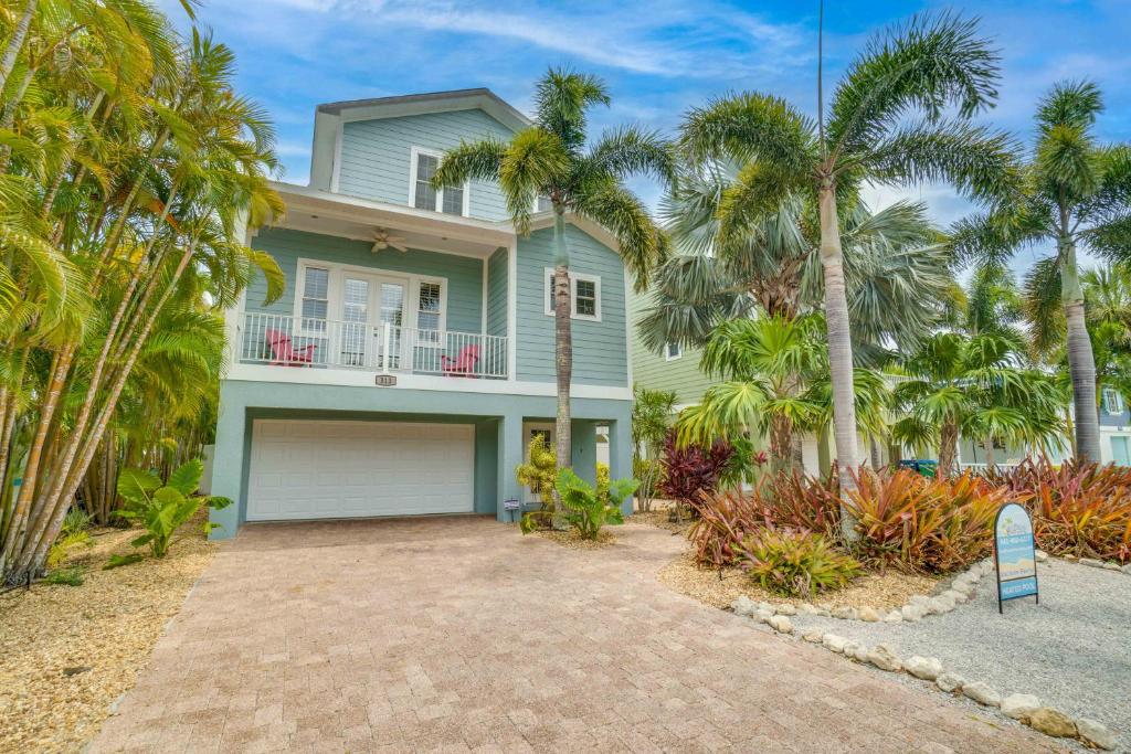4 Bedrooms with private lagoon-style pool, & tiki bar, Holmes Beach