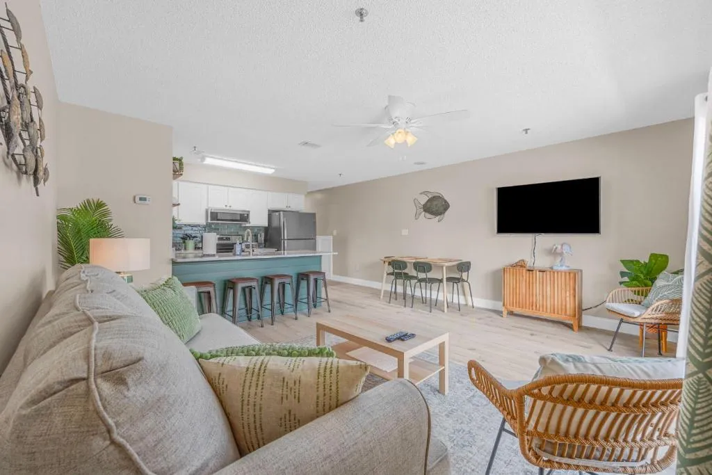 Newly Renovated Condo with Beach access steps away, hotel in Myrtle Beach