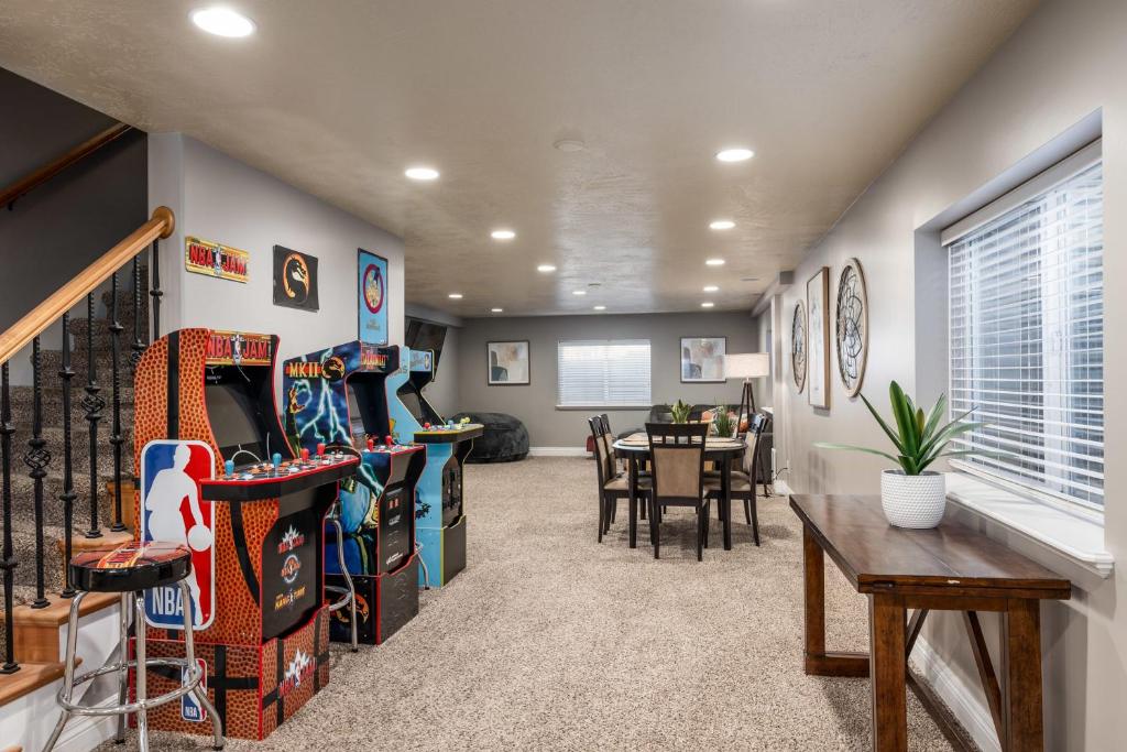 Large 3 Queen Suite Near SLC & Airport