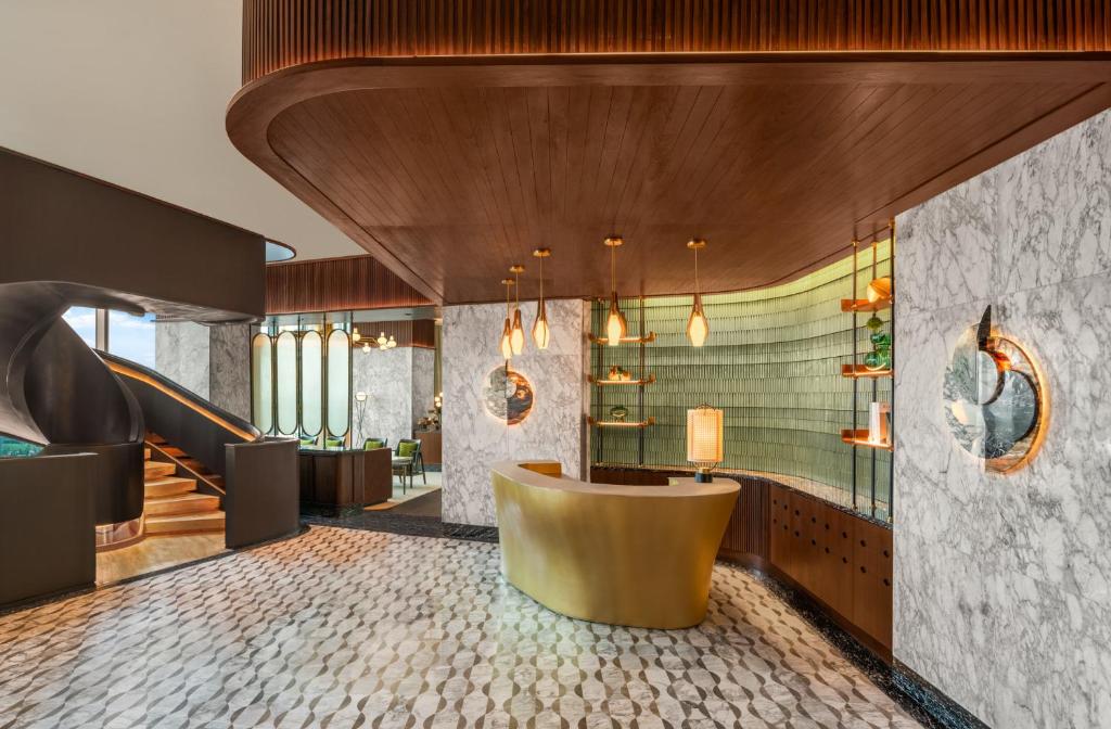 1. 힐튼 사이공 (..