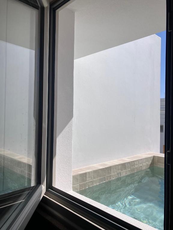 산토리니 피라 전경과 숙소 비교示意