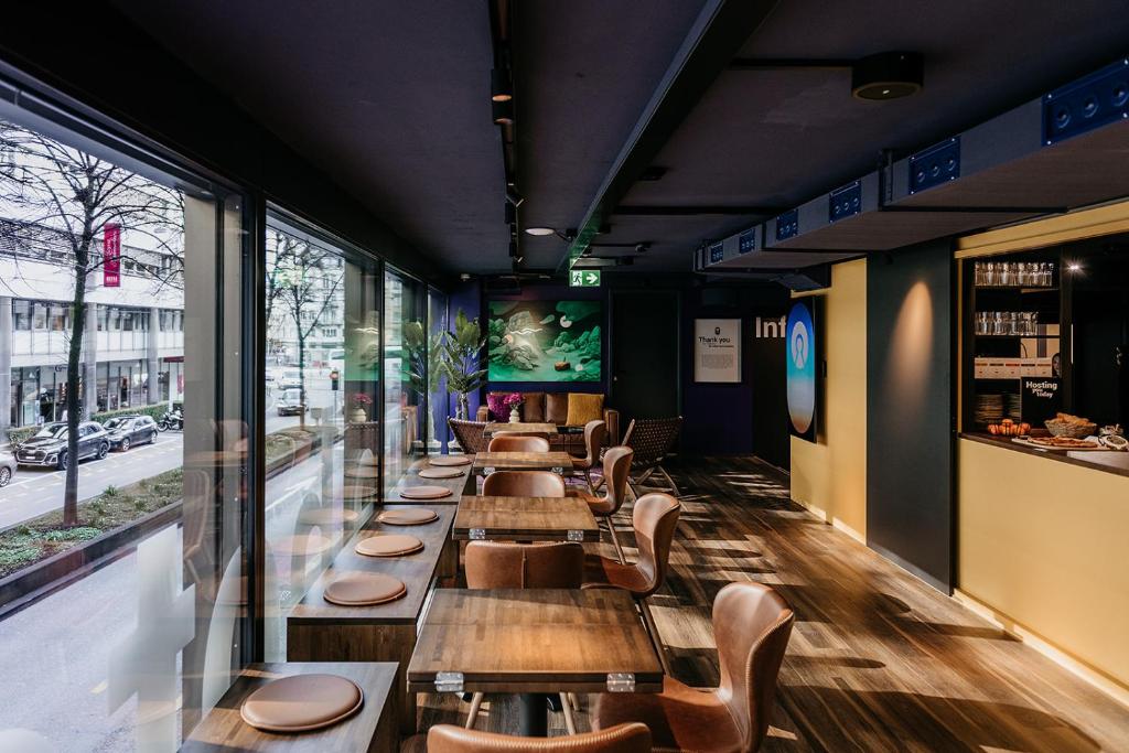 캡슐 호텔의 모던한 인테리어