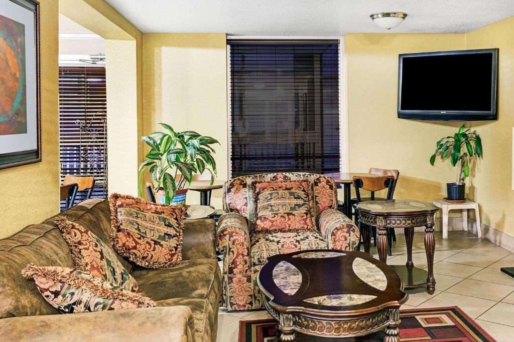Lobby, Days Inn & Suites by Wyndham Downtown Gatlinburg Parkway in Gatlinburg (TN)