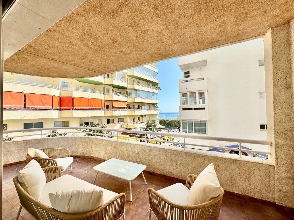 Stunning Apartment With Sea Views - EaW Homes - 2
