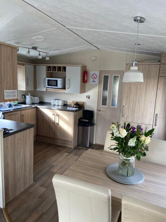 Otters Rural Retreat - Private Hot-Tub & Free Golf for guests included